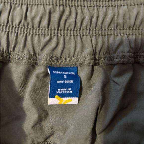 Old Navy Women's Cargo Shorts in Olive - Picture 3 of 4